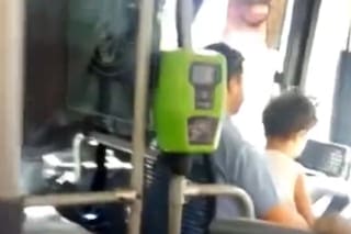 Un colectivero fue suspendido por manejar con un niño a upa