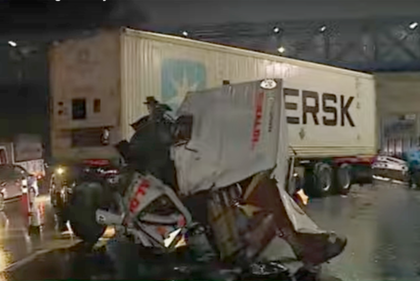 El chofer de un camión perdió el control y chocó contra el guardarraíl