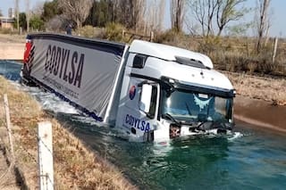 Cayó con su camión en un canal de riego, comenzó a hundirse y debió ser salvado por los vecinos