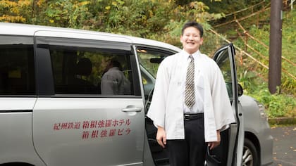 El chofer espera en la estación para subir al hotel