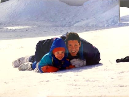 El Cholo con Gio, en la nieve, a finales de los 90. El hijo mayor nació en Madrid el 5 de julio de 1995.
