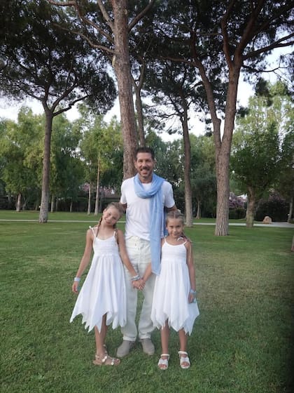 El Cholo Simeone con sus hijas: Francesca y Valentina