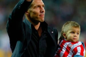 La historia del bebé que creció en las canchas y hoy cumple un sueño junto a su papá, el Cholo