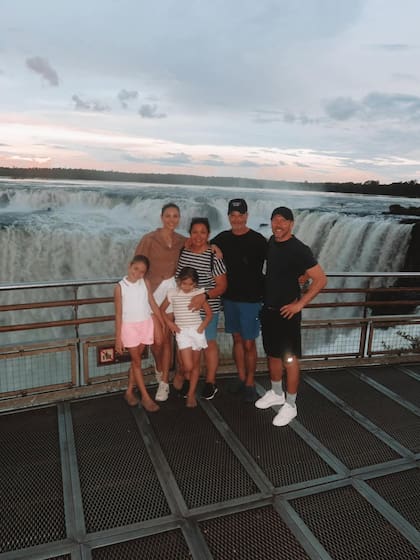 El Cholo y Carla con toda la familia en las Cataratas