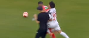 La insólita jugada en el fútbol uruguayo en la que el VAR anuló un gol por culpa de un DT argentino