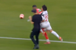 La insólita jugada en el fútbol uruguayo en la que el VAR anuló un gol por culpa de un DT argentino