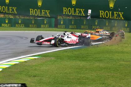 El choque de Kevin Magnussen (Haas) y Daniel Riccardo (McLaren) que dejó a los dos fuera de carrera en Interlagos