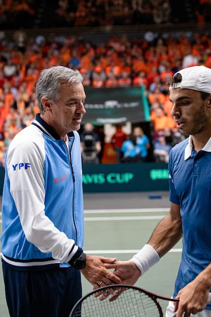 El choque de manos entre el capitán Frana y Cerúndolo