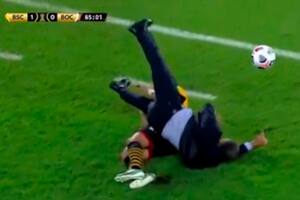 El choque de Miguel Angel Russo con Mario Pineida en el partido de Boca ante Barcelona de Guayaquil