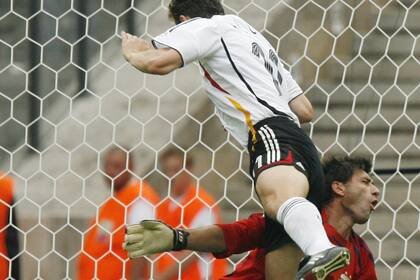 El choque de Roberto Abbondanzieri con Miroslav Klose en Alemania 2006