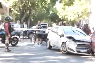 Un conductor alcoholizado chocó a tres vehículos estacionados y se atrincheró en su auto
