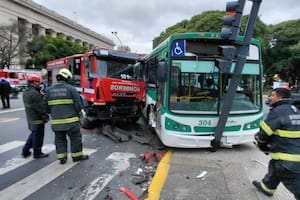 Chocaron un colectivo y un camión de bomberos en San Telmo