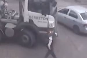 Lo atropelló un camión hormigonero en una esquina, lo pasó por arriba y se salvó de milagro