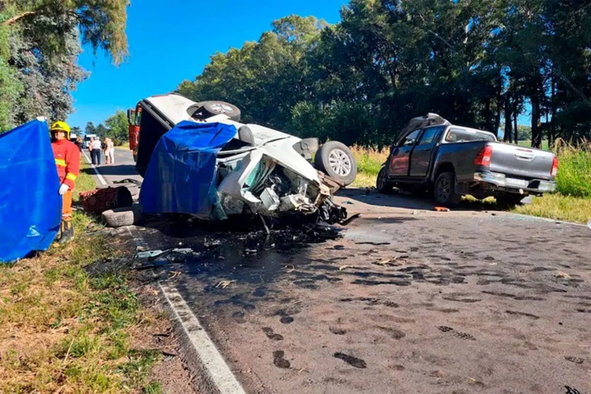Dois caminhões colidiram na rodovia nº 46. Duas pessoas morreram e o motorista do Jesus Maria ficou ferido. Dois caminhões colidiram na rodovia nº 46. Duas pessoas morreram e o motorista do Jesus Maria ficou ferido.