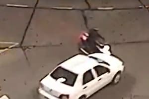 Impactante choque en Tigre: un auto entró mal a la rotonda y la moto voló contra el parabrisas