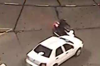 Impactante choque en Tigre: un auto entró mal a la rotonda y la moto voló contra el parabrisas