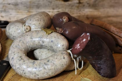 El chorizo y la morcilla son dos clásicos en el país que no pueden faltar en el asado (Foto de carácter ilustrativa: Freepik)
