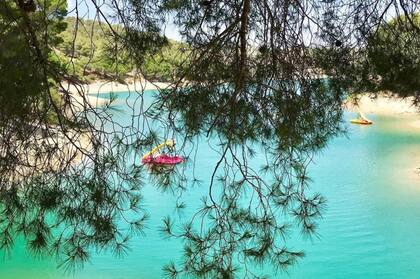El Chorro es uno de los pantanos más grandes de la provincia malagueña. Es una estupenda playa de interior, pero también un punto de partida para conocer sorprendentes yacimientos arqueológicos, hacer senderismo o saborear la gastronomía malagueña.