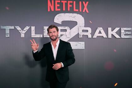 El Chris Hemsworth saluda a los fotógrafos durante el estreno en España de Misión de Rescate 2; el actor se mostró muy atento en la premiere del film de Netflix
