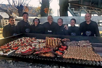 El Chuchu en el centro, junto a su equipo, haciendo el asado.