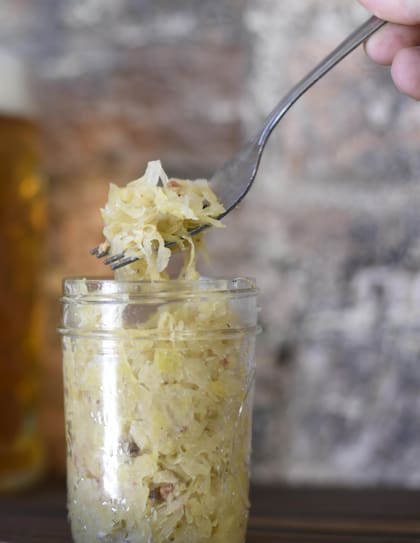 El chucrut aporta vitamina C, vitamina K, fibras y antioxidantes naturales propios del repollo