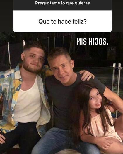 El Chueco Suar, junto a sus hijos