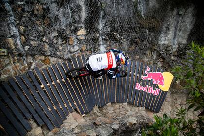 El cicilista Pedro Burns en pleno descenso durante la carrera de descenso realizada en Bogotá, Colombia