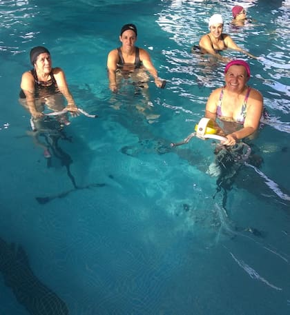 El ciclismo acuático produce un importante gasto calórico que favorece la pérdida de peso; aumenta la fuerza muscular y tonifica piernas, brazos, glúteos y abdomen