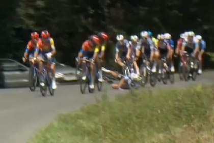 El ciclista cayó en la Vuelta a España a 50 kilómetros de la meta