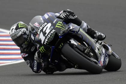 El piloto español Maverick Vinales monta su Yamaha durante el calentamiento del MotoGP del Gran Premio de Argentina en el circuito Termas de Río Hondo en Santiago del Estero, Argentina, el 31 de marzo de 2019.