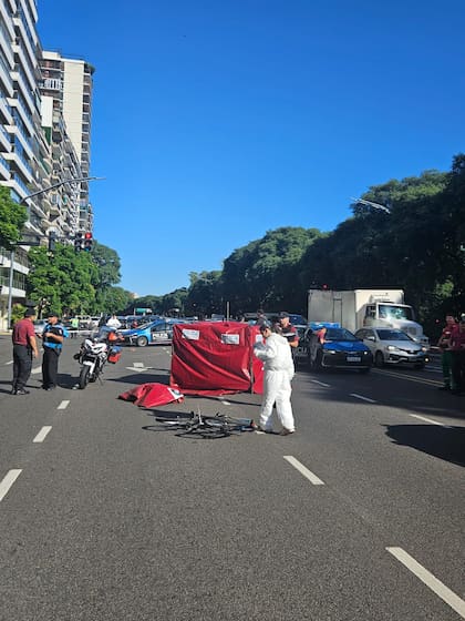 El ciclista fue embestido por un auto Mini Cooper blanco