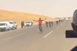 Un ciclista celebró antes de cruzar la meta, perdió el control y provocó un aparatoso accidente