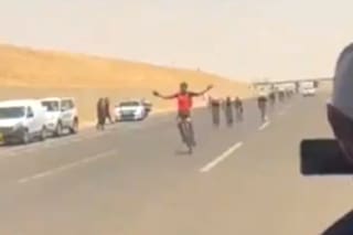 Un ciclista celebró antes de cruzar la meta, perdió el control y provocó un aparatoso accidente