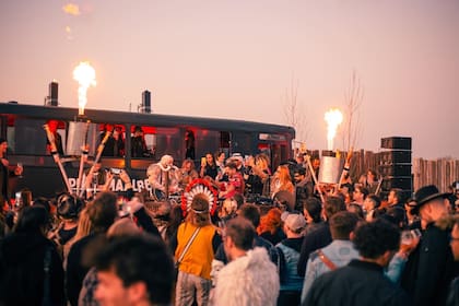 El ciclo de fiestas Maal Max va por su edición número 15 y reúne música electrónica e instalaciones en un festival vivo y participativo
