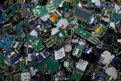 El ciclo de renovación de teléfonos móviles y la energía consumida en producir nuevos modelos impulsó el crecimiento de la huella de carbono de la industria tecnológica, de acuerdo a un informe de la Universidad McMaster en Ontario, Canadá