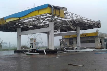 El techo de una estación de servicio se voló durante la tormenta