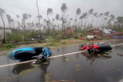Dos motocicletas que fueron arrastradas por el viento terminaron tiradas en medio de una ruta