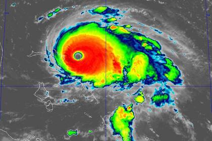 El ciclón se acerca a la costa de Estados Unidos con vientos que podrían alcanzar los 400 kilómetros por hora
