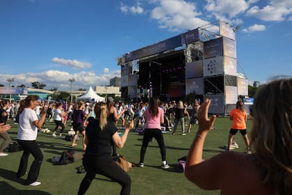 El cielo azul y la gente en acción