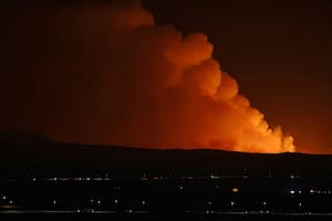 Un volcán hace erupción en Islandia y peligra la planta eléctrica de una ciudad