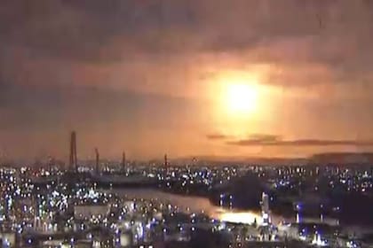 El cielo se iluminó intensamente en el momento en que la bola de fuego que recorría el firmamento pareció estallar