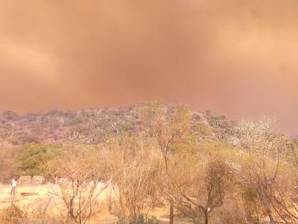 El cielo teñido de rojo y humo por los incendios que acecharon Capilla del Monte.