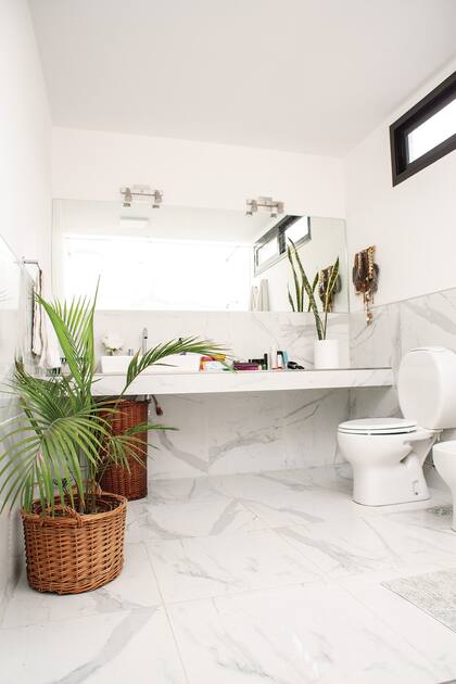 El cielorraso del baño es una claraboya, por lo que jamás falta la luz natural.