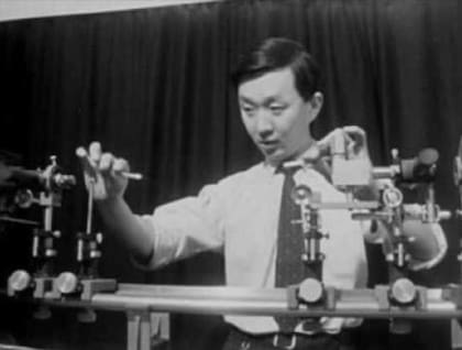 El científico Charles Kao desarrolló sus investigaciones sobre la fibra óptica en el el centro de investigación de la Standard Telecomunication Laboratories (STL) en Harlow, Inglaterra.