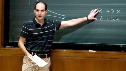 El científico Juan Martín Maldacena, hoy investigador en el Instituto de Estudios Avanzados de Princeton, sigue conectado con sus compañeros del Liceo Militar General San Martín, de Villa Ballester