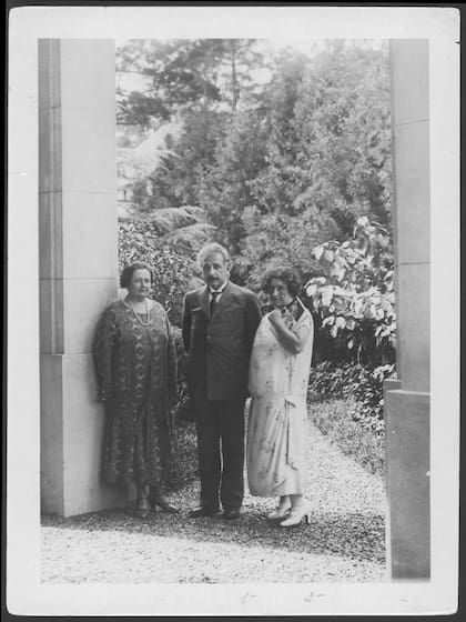 El científico junto a Berta Wassermann-Bornberg y la escritora Else Jerusalem, en Buenos Aires.