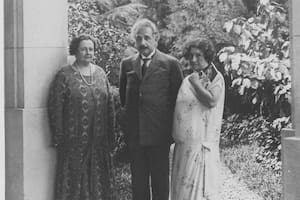 El científico junto a Berta Wassermann-Bornberg y la escritora Else Jerusalem, en Buenos Aires.