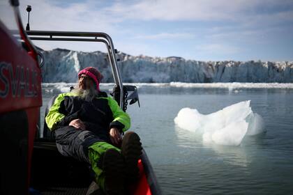 El científico Kim Holmen descansa frente al glaciar Wahlenberg, en el archipiélago de Svaldard, donde también se encuentra Longyearbyen