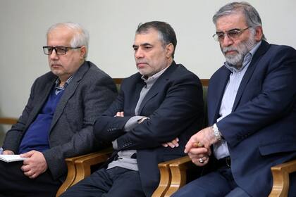 El científico Mohsen Fakhrizadeh (der.) durante una reunión con el líder supremo iraní en Teherán, el 23 de enero de 2019