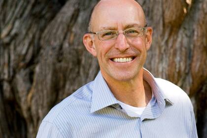 El científico y escritor Michael Pollan impulsa el estudio de los efectos de los psicodélicos en el cerebro.